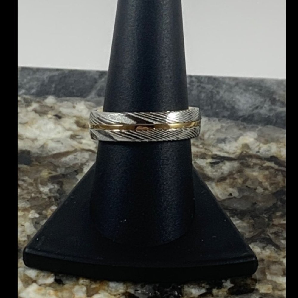 Size 9 wood effect w/ gold strip ring